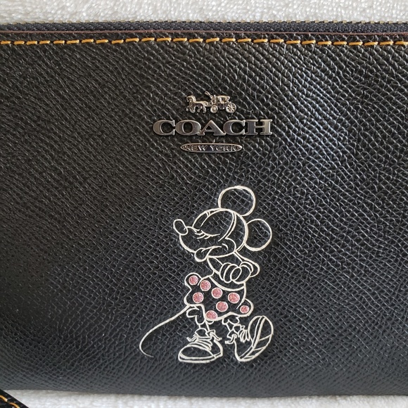 Disney x Coach Minnie Wristlet - Picture 4 of 5